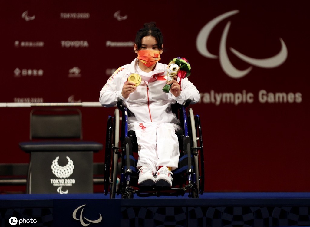 残奥冠军郭玲玲：命运束缚了双腿 她用双手举起未来