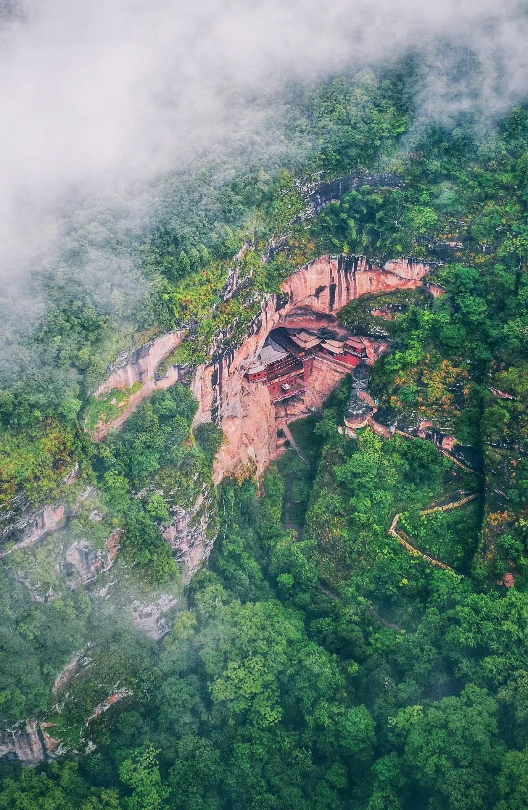  甘露寺，修建于丹霞山体中部，景色奇绝 。 图/视觉中国