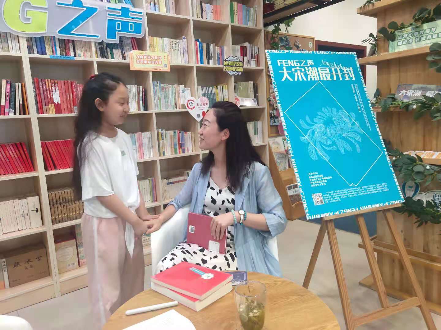 梁琦和女儿经常在一起读书