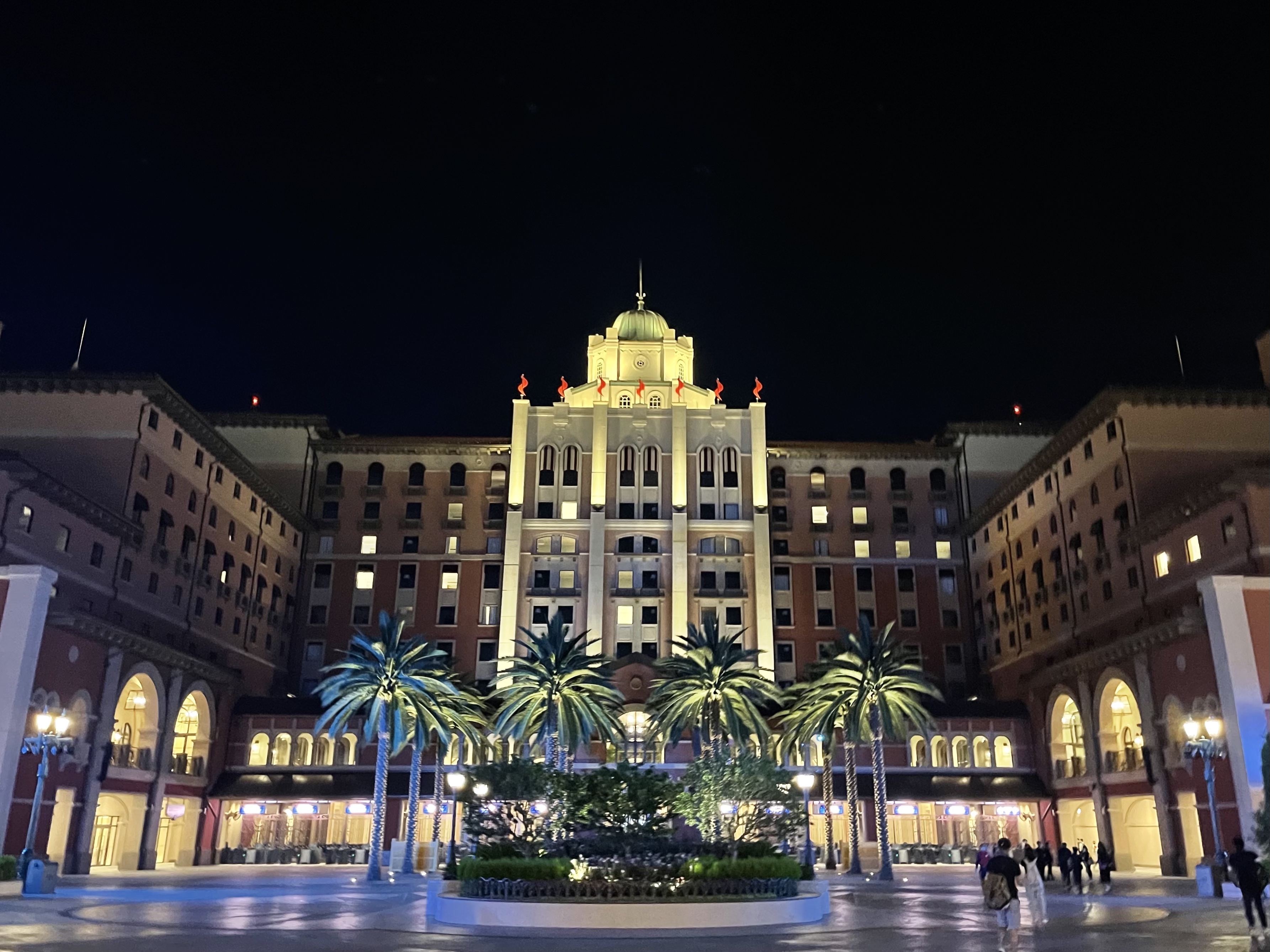 夜色中的环球影城大酒店（园区内的一侧）。（本文图片均来自澎湃新闻记者 唐莹莹）