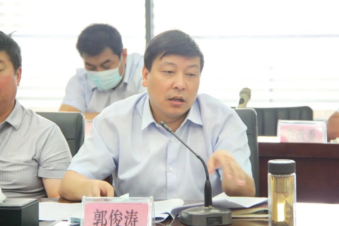 郭俊涛代表鹿邑县重点汇报了全县开展"万人助万企"活动和为企业排忧解