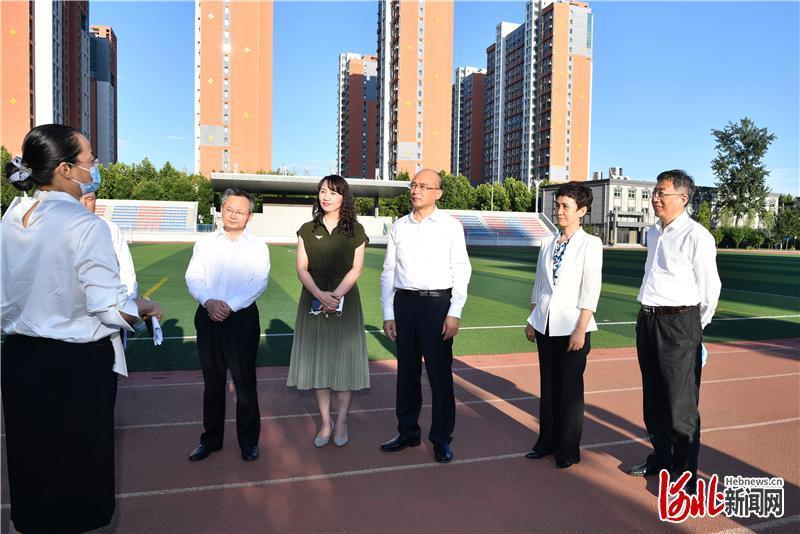 8月25日,省长许勤在石家庄市调研检查。这是许勤来到石家庄市第十七中学操场,检查开学后教学安排、防疫物资、应急处置等准备情况。 河北日报记者孟宇光摄