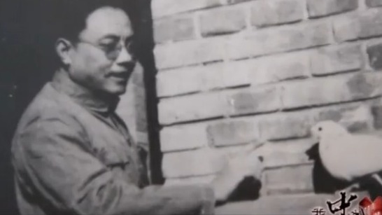 哲学家艾思奇爱唱歌，身边一直珍藏着美式留声机