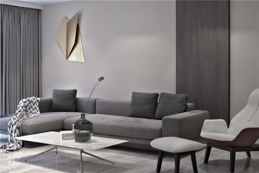 大面积的的留白,简单利索的装饰线条,素雅的沙发背景墙,搭配意大利