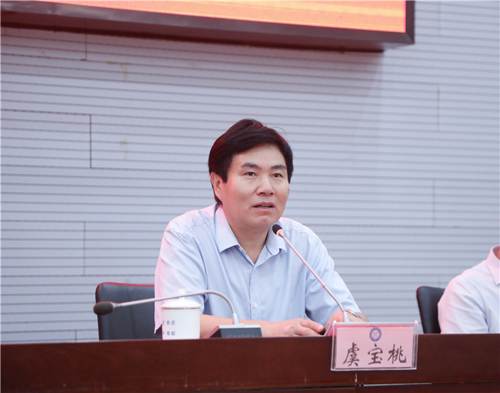 虞宝桃主持会议(摄影:施培松)