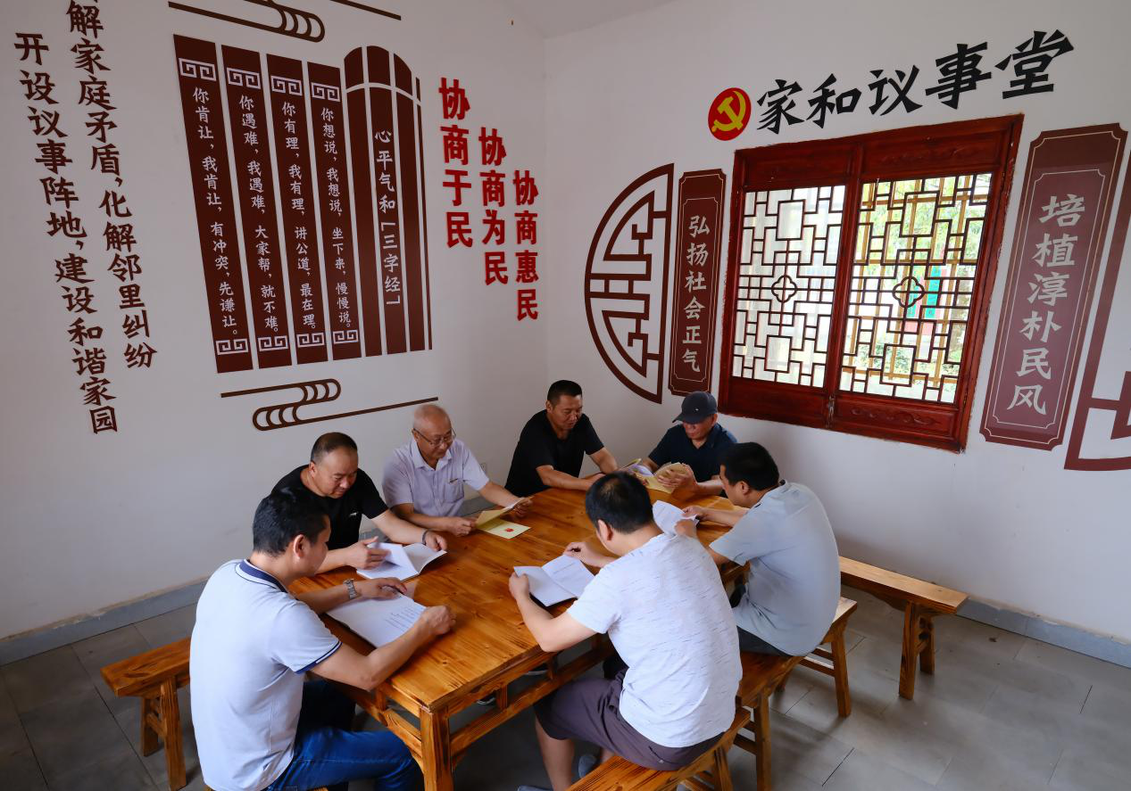 "近日,在进贤县温圳镇杨溪李家村,村民理事会的理事们坐在家和议事堂