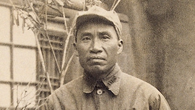 热爱运动的朱德：作战间隙与战士们一同打篮球