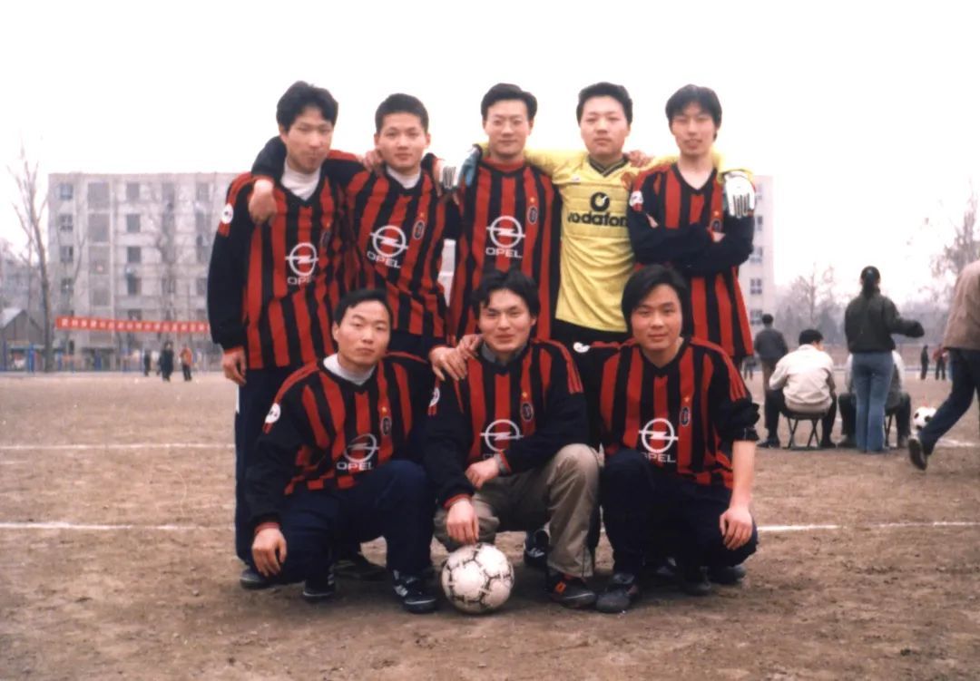 周帅锋(后排右二)参加大学足球联赛
