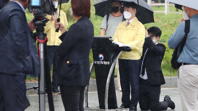 记者会上员工为其跪地打伞韩国法务部副部长致歉