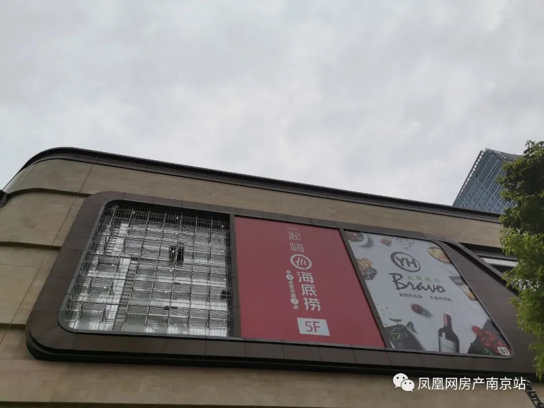 外部商场广告牌,如奈雪的茶,海底捞,永辉超市,魅ktv,苏小柳,夜上海