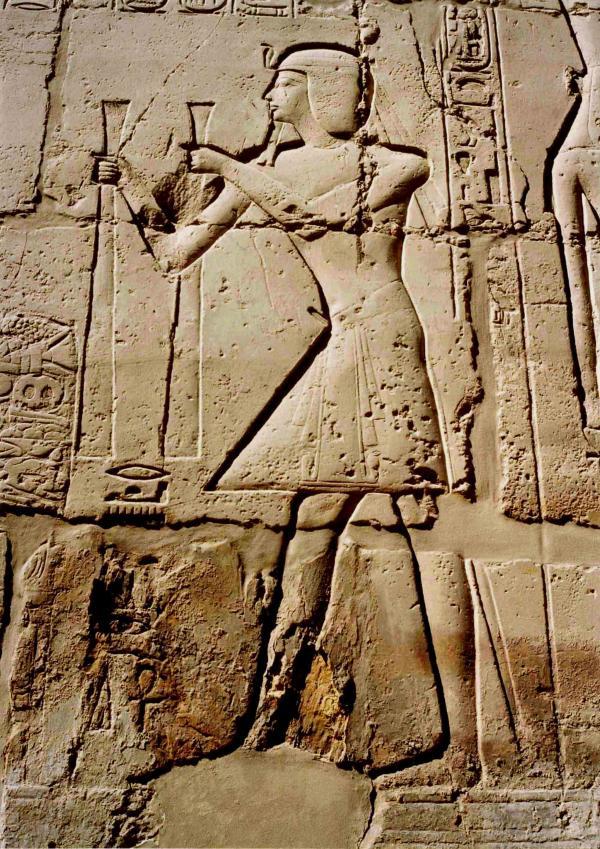 浮雕底部可以见到明显的侵蚀和破坏