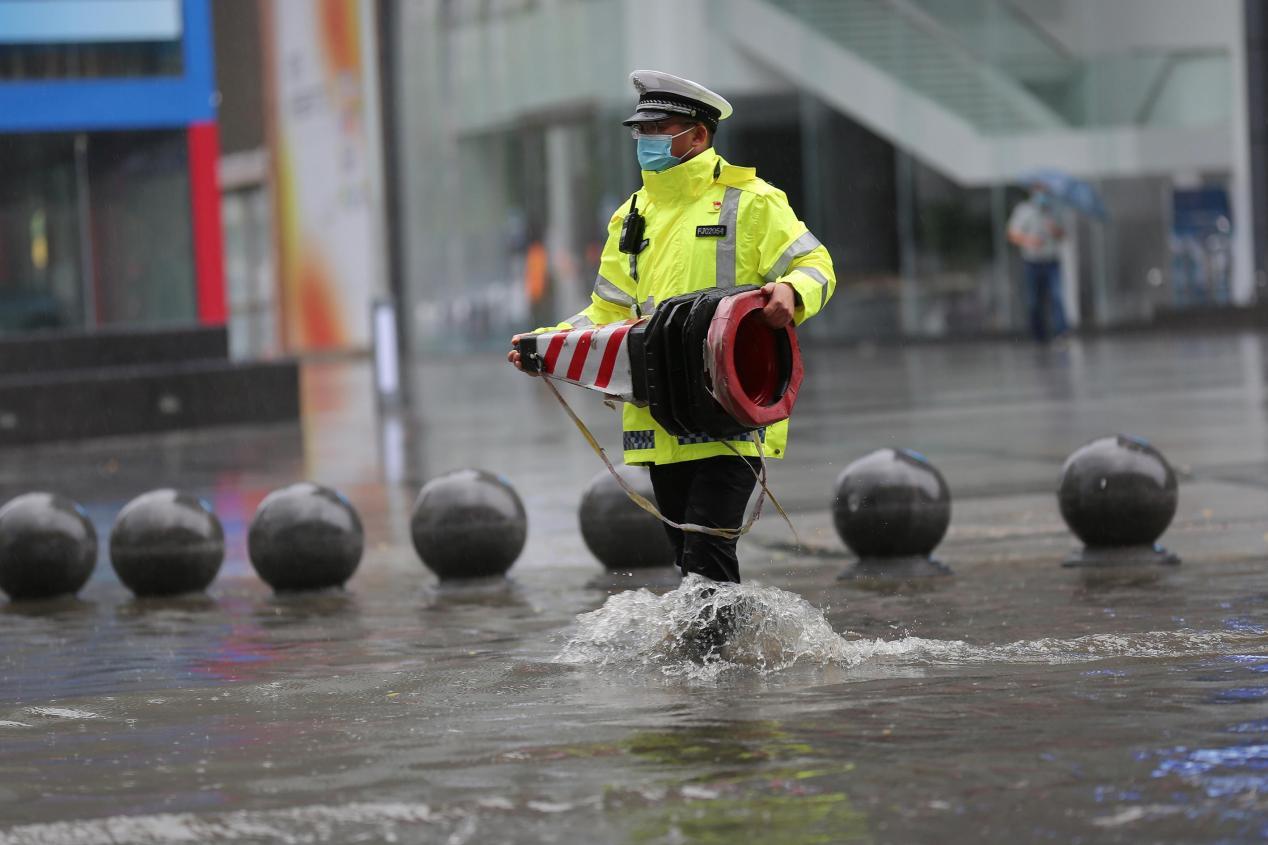 雨中警察图片