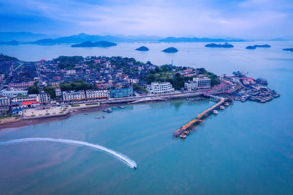 地处象山港尾的宁海强蛟镇，拥有浙江近海难得的碧海蓝湾景致。象山县委宣传部供图