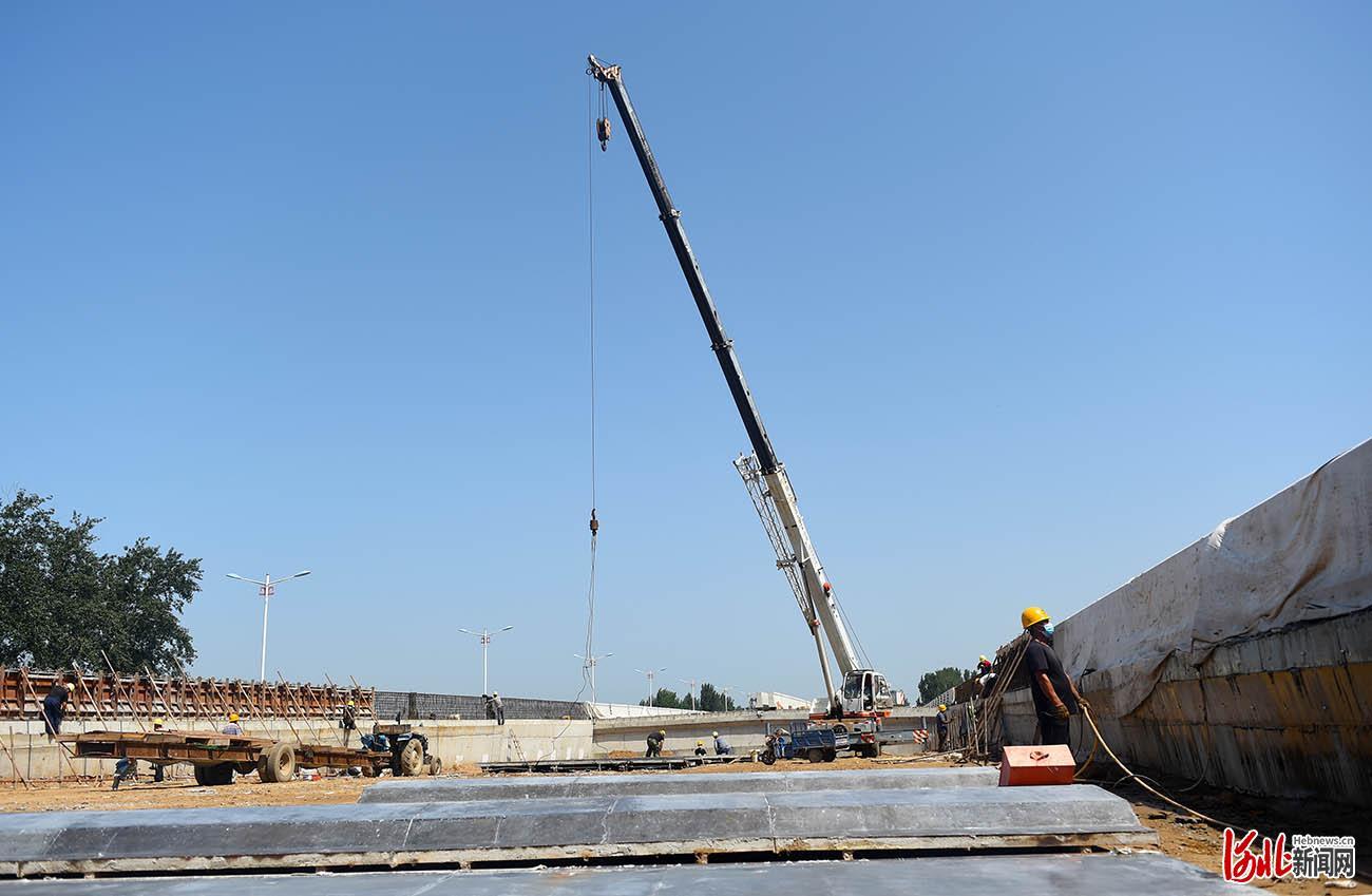 2021年8月24日，建设者在国道337与国道107交叉跨线桥现场加紧施工。河北日报记者赵永辉摄影报道