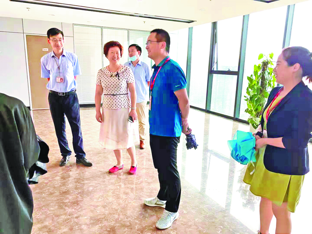 亲商助企专员贺广伟