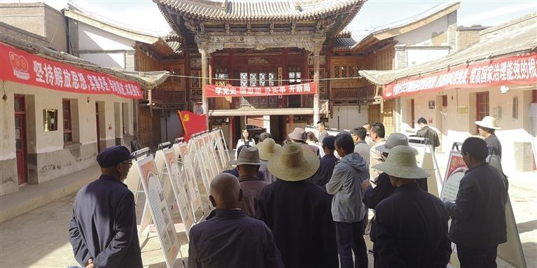 当地农民进行文化活动和革命传统教育