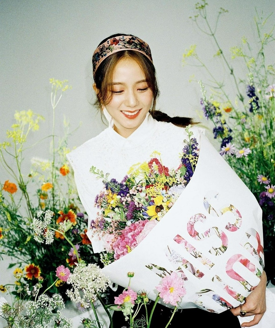 照片中她手捧花束.低头浅思.笑容甜美.jisoo,金智秀.