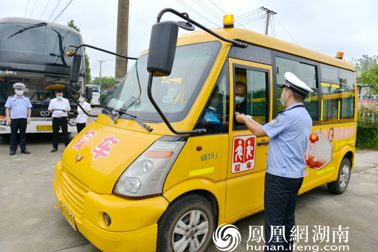 民警检查校车驾驶人资质