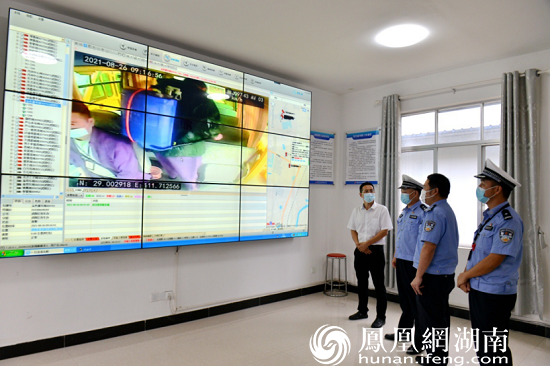 民警检查校车监控平台