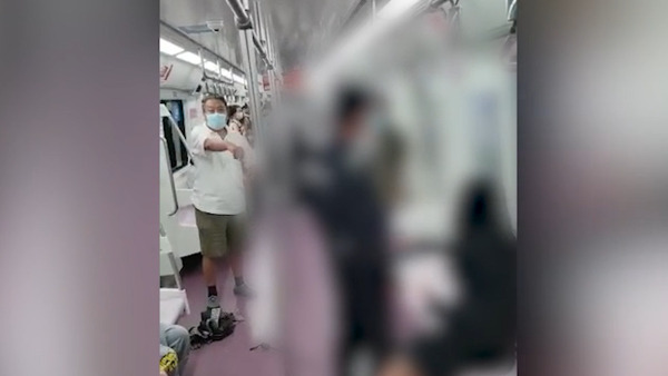 西安通报“地铁保安拖拽女乘客”：保安停职，7人被处理