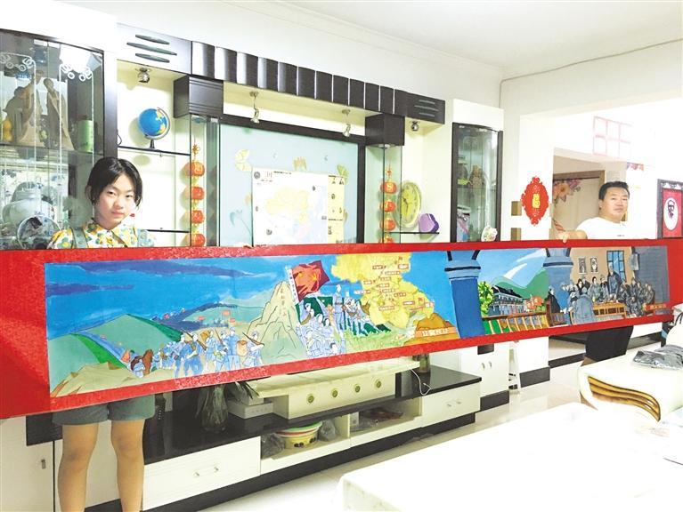 兰州市第八十二中学初二年级李佳桐同学和爸爸展示她的4米红色长画卷