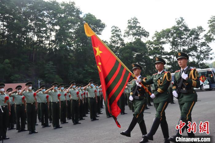 图为武警惠州支队组织2021年度夏秋季士兵退役仪式。  孙子斌 摄
