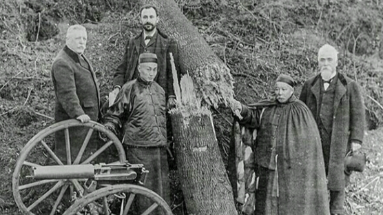 1874年同治帝驾崩后，李鸿章欲上奏朝廷修建铁路