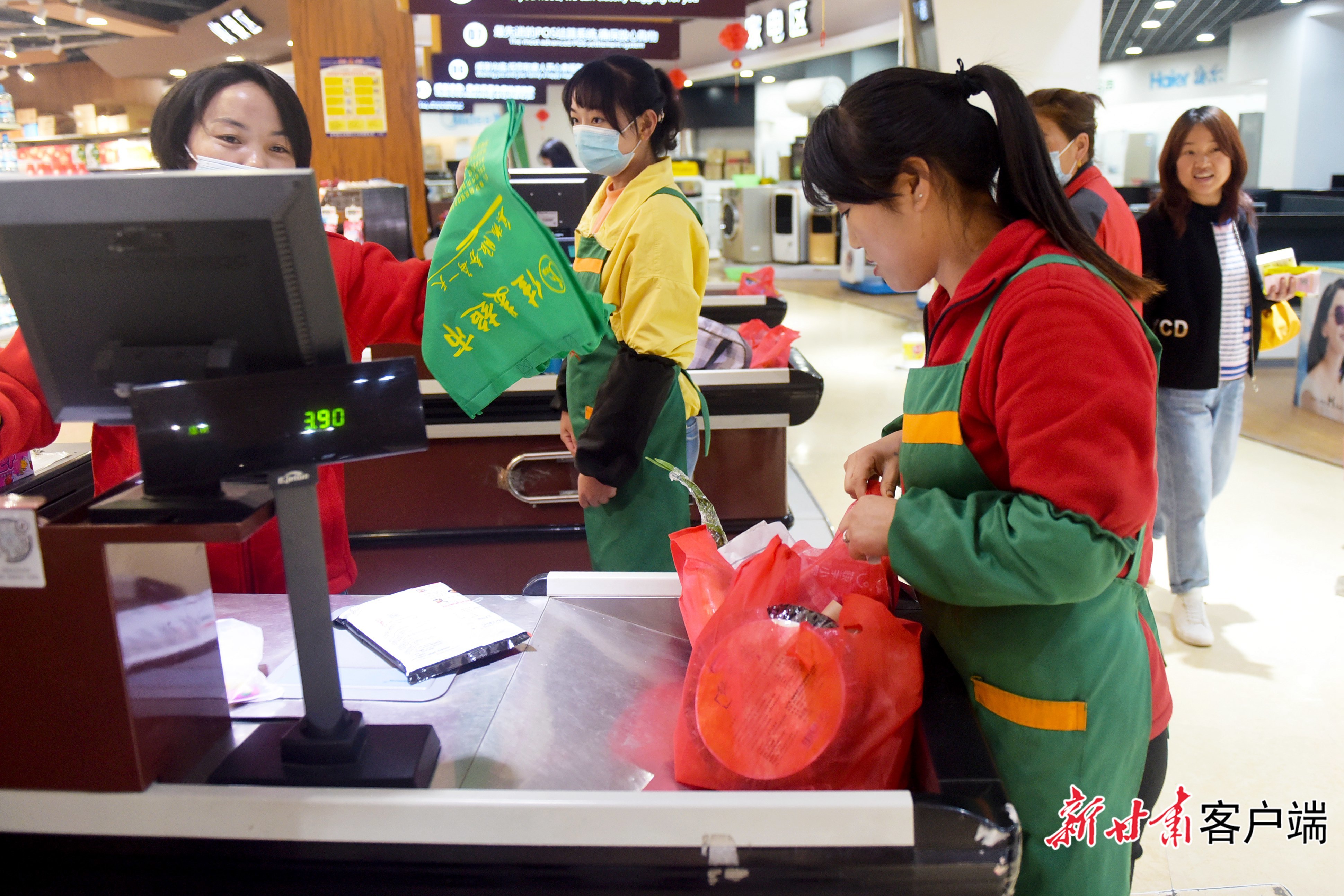 甘南各大超市均为顾客提供环保袋。新甘肃&middot;甘肃日报记者 韦德占