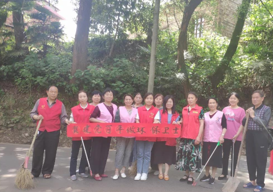楼栋长发动志愿者开展卫生整治