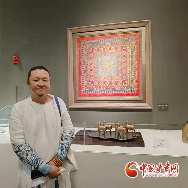 李海明与精心创作的《宝相花藻井》（莫高窟217窟）