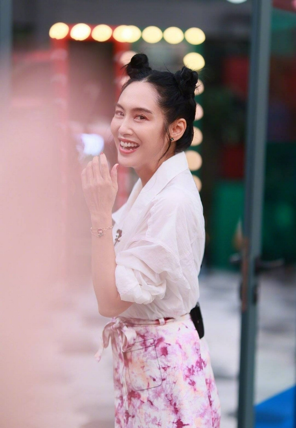 朱茵双丸子头俏皮灵动粲然一笑美人依旧