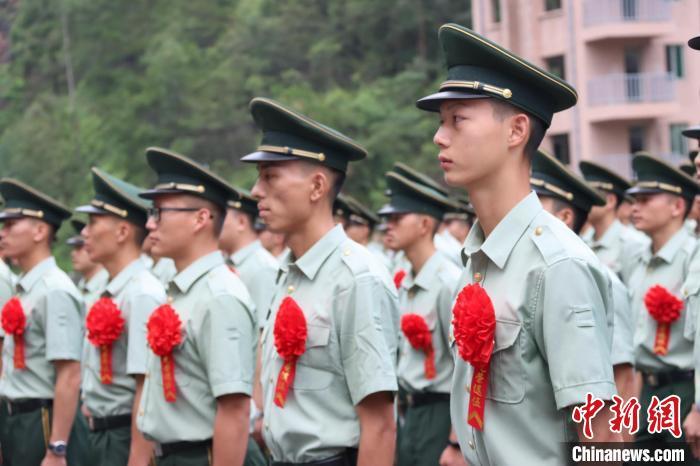 图为武警惠州支队组织2021年度夏秋季士兵退役仪式。  孙子斌 摄