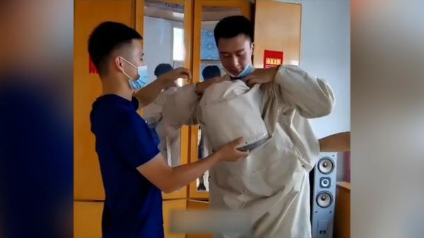 消防员家有马蜂窝报警，队友帮他穿防护服称自己报警自己处置