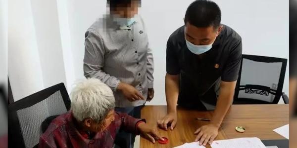 黑龙江3名女子因土地承包款纠纷拒赡养八旬母亲，将母亲“扔”法庭