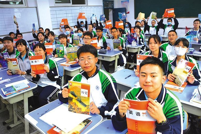 同学们展示新课本