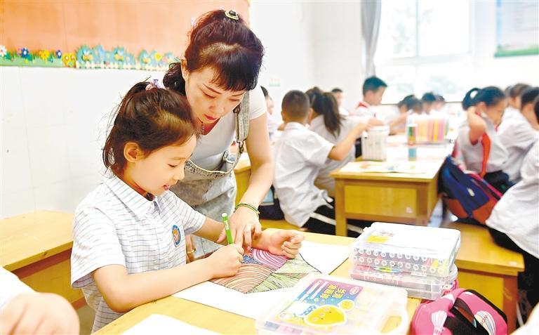 西安育英小学的同学在老师的指导下绘画