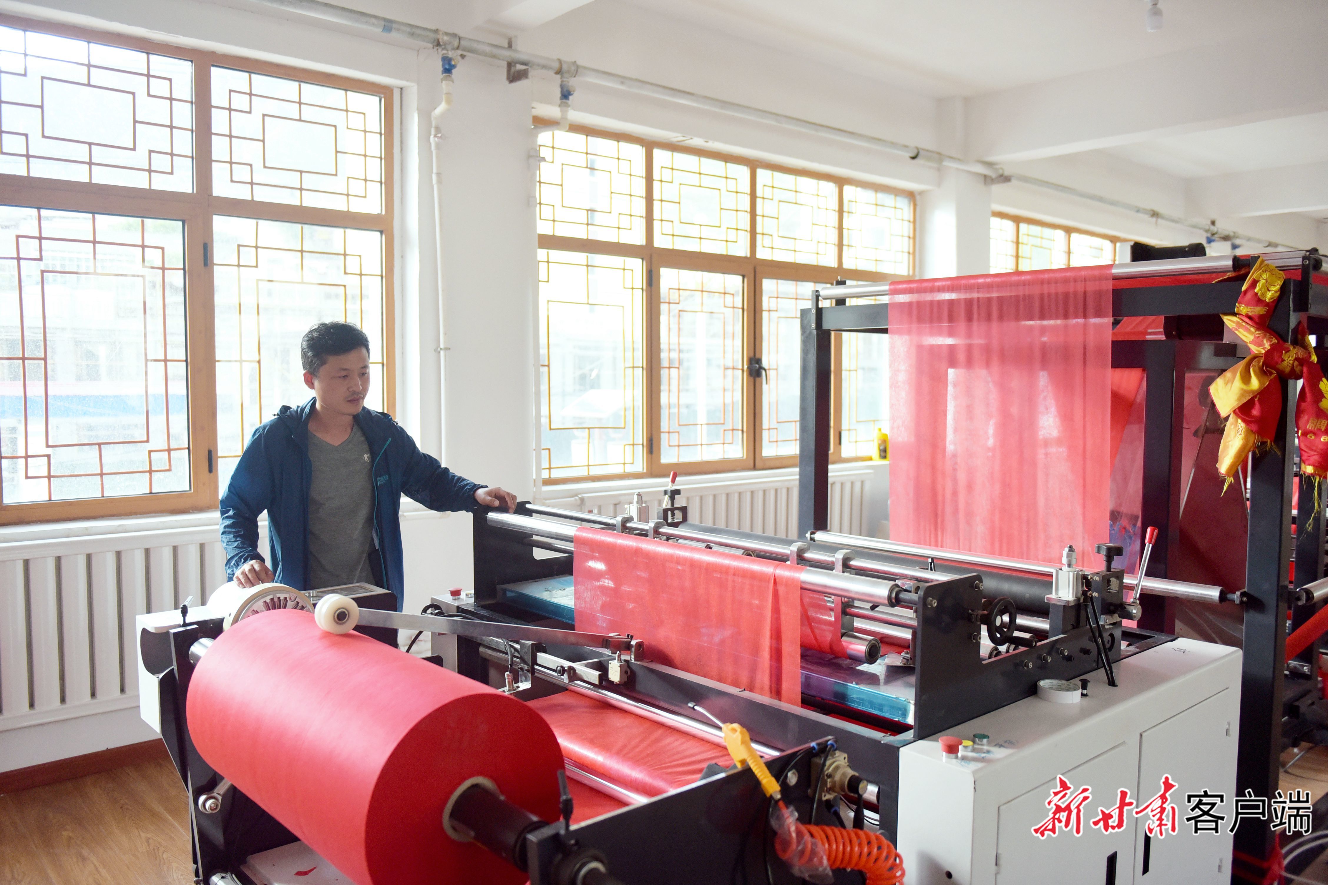 卓尼县军腾文体商贸有限责任公司生产车间。新甘肃&middot;甘肃日报记者 韦德占