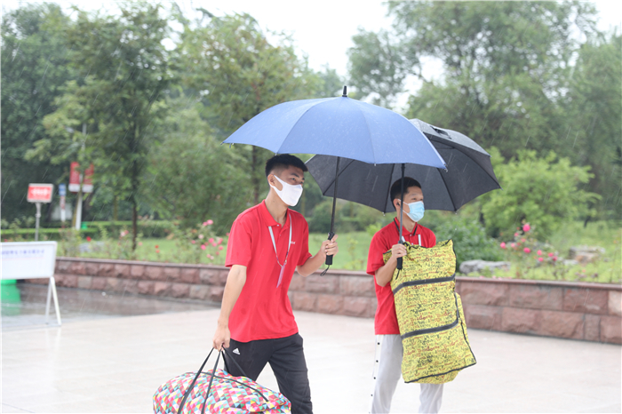 齐鲁理工学院：雨中迎新生 “红伞”见温情
