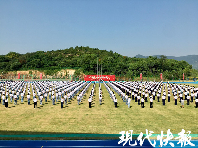 吳縣中學景山校區舉行升國旗儀式在蘇州市吳縣中學景山校區,全校