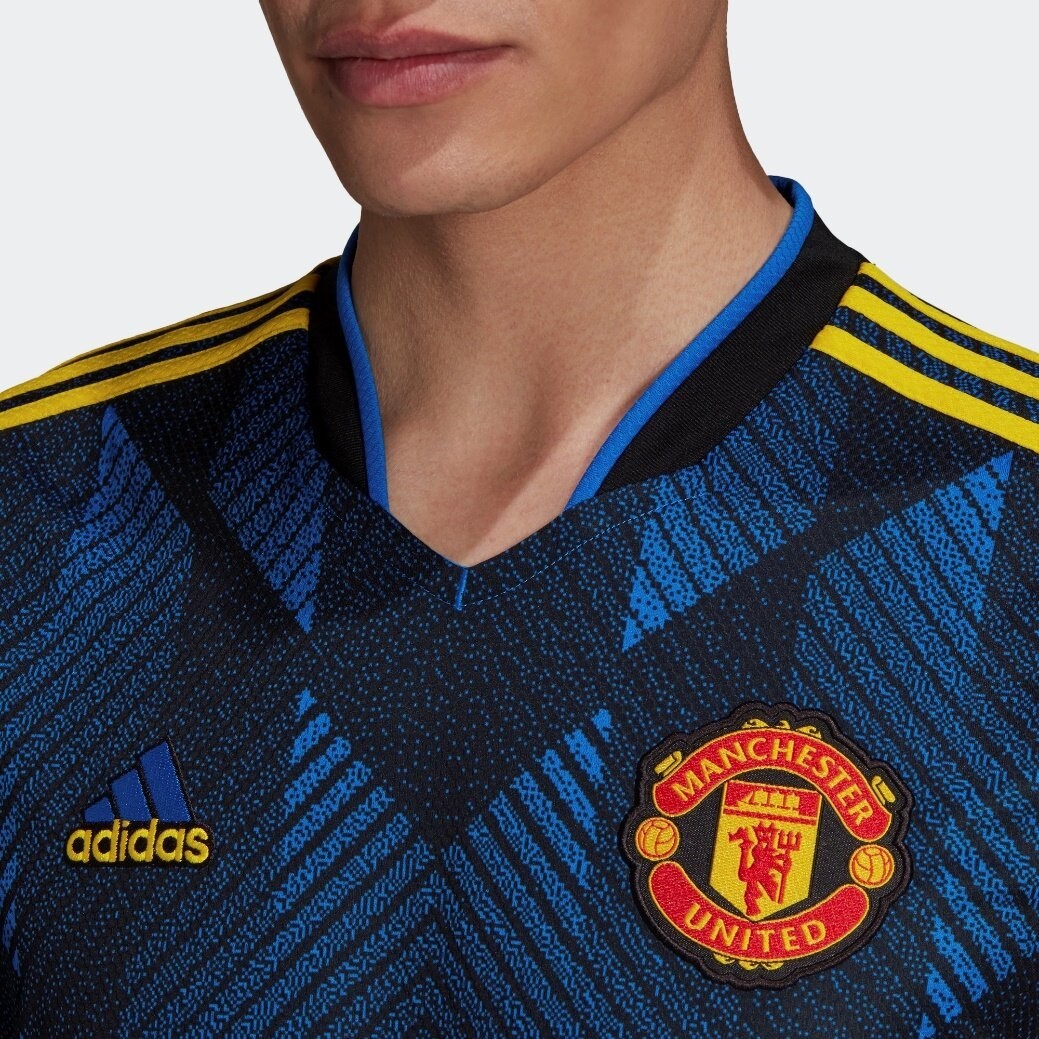 adidas展示曼联新赛季客场球衣回顾经典开创新时代