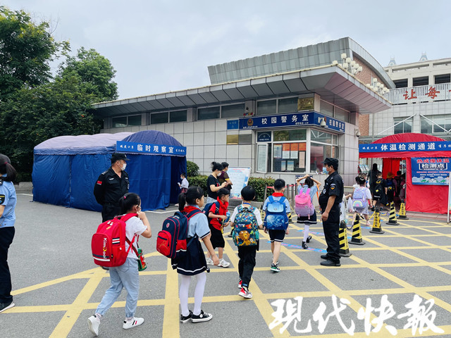 盐城市神州路小学有序测温入校