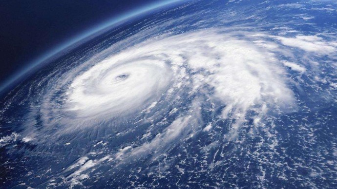 美国一飞机进入飓风眼拍下震撼画面