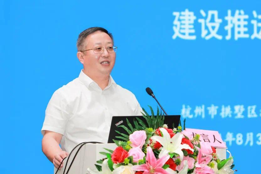 区人民政府副区长包晓东发言.