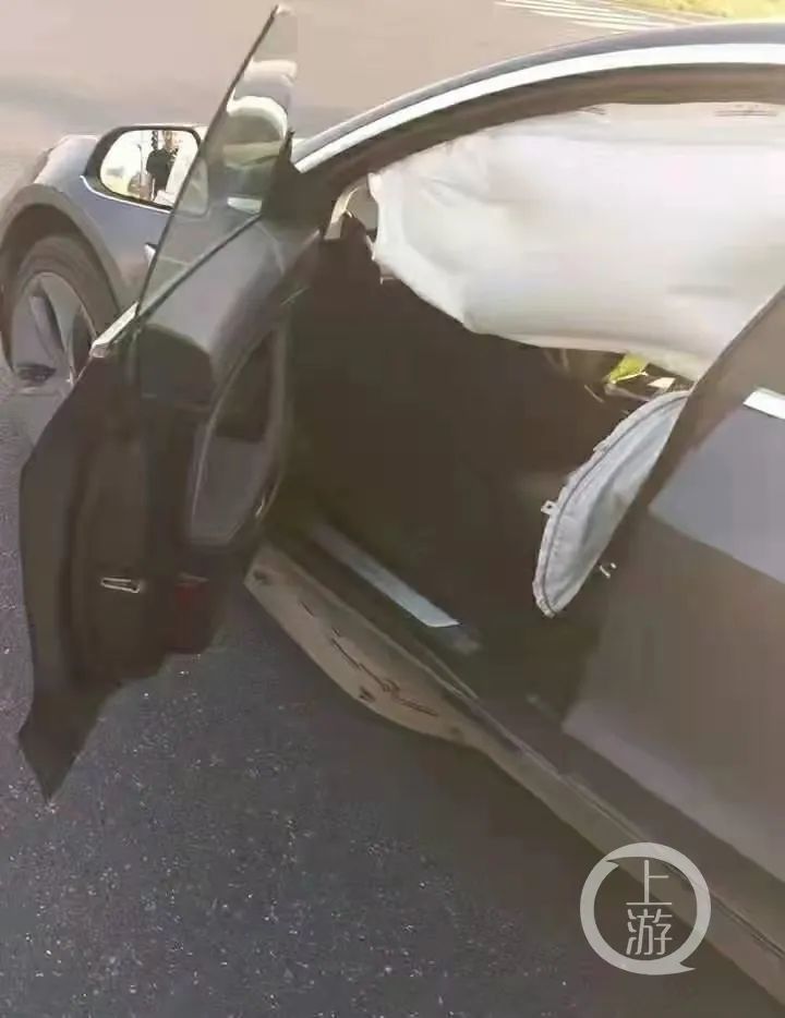 易女士称,8月30日下午,其驾驶特斯拉在没有物理碰撞的情况下,通过一处红绿灯时气囊全部弹开。/受访者供图
