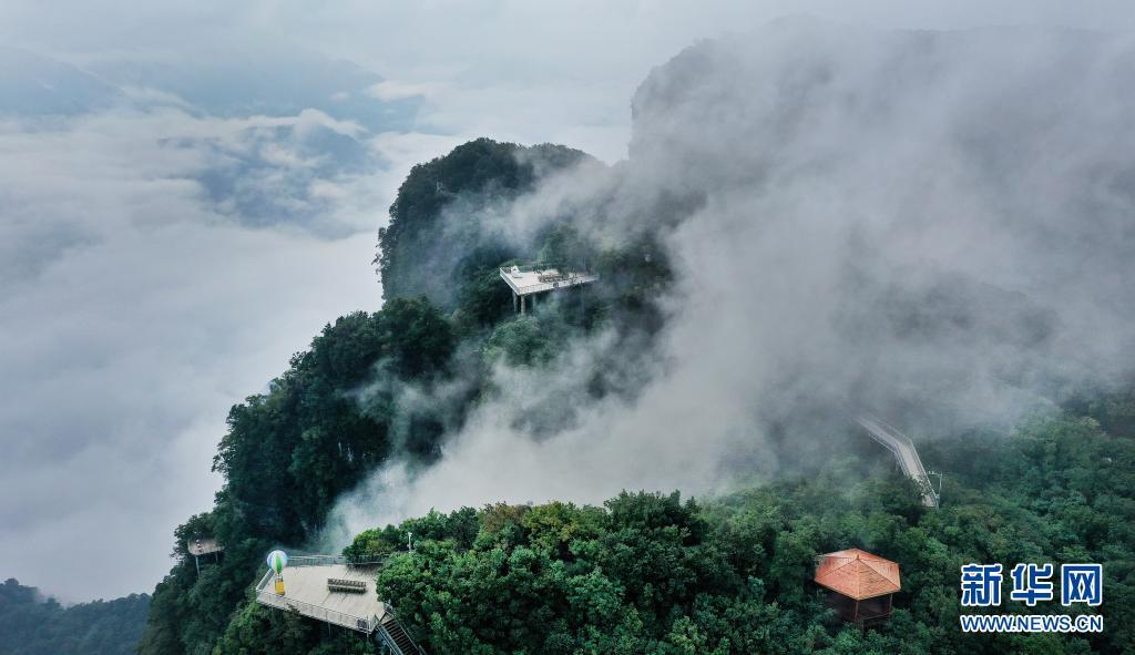 川陕交界景如画云卷云舒龙头山