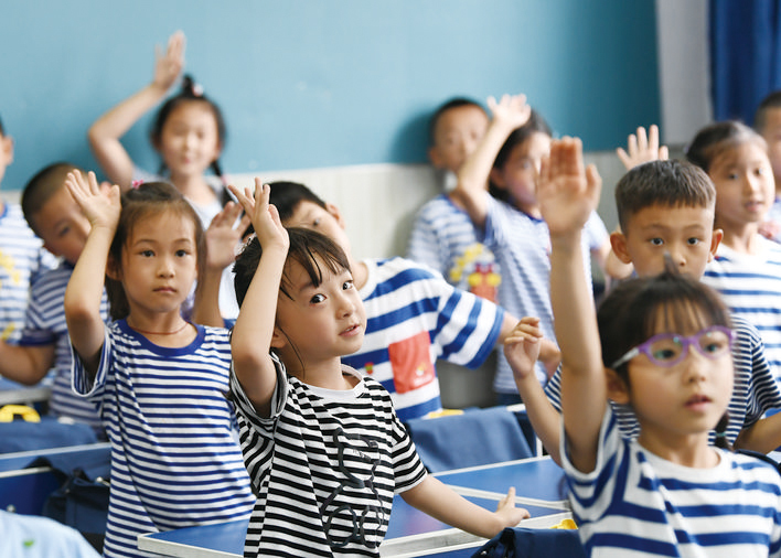 在市第一实验银河小学一年级的英语课上,“小豆包”们踊跃举手发言。孙建一 摄