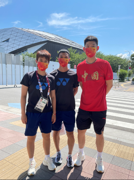 刘杰和国羽队员合影。受访者供图