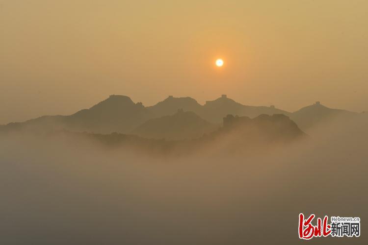 2021年8月30日，连续降雨后的河北省承德市滦平县金山岭长城景区，云雾缭绕，风起云涌，美轮美奂，变化万千，美如画卷。 通讯员 周万萍 摄影报道