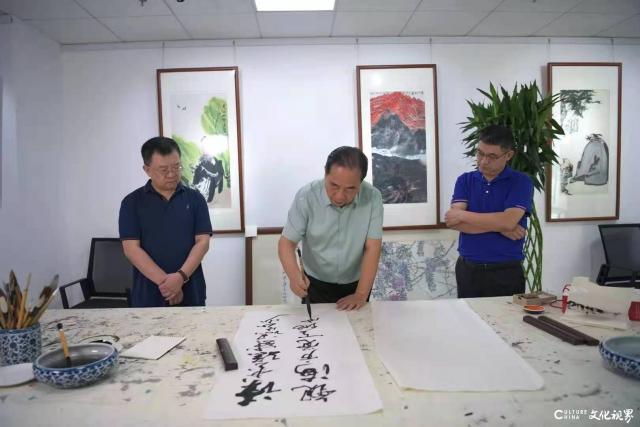 家学渊源 挥笔如臂——著名书法家张国英走进文化视界