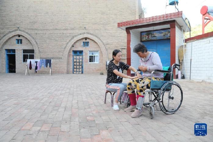 这是在城壕镇余家砭村村民燕刚家中拍摄的妹妹燕丽与母亲（8月28日摄）新华社记者 马莎 摄